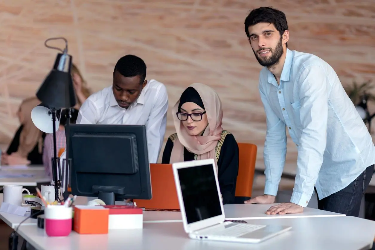 Young business people working at office on new project. startup, concept , team. SSUCv3H4sIAAAAAAAEAH1Tu47bMBDsD7h/MFibCF+ipJQp0gVIf0ixJJc2cbJoiNTlAsP/Hkp+HB0kqaSZHa52dqjT89NmQwykYMnnzWlBBYdhmFOeIIc4Fpptrzy6kOMUYFjIhTuvFZIy5DlhqlpwISdfsLydhQEOv2rChF3K0b4e9zHHumBh/EchDnGeTHyvSYfHmEJexemhMCEcUg4HrFlfZEOAmjqG9/xIxNE1NZH2c844rVMtfGXdQ